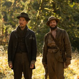 First Cow: John Magaro, Orion Lee in una scena del film