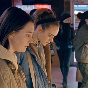 Never Rarely Sometimes Always: Talia Ryder e Sidney Flanigan in una scena del film