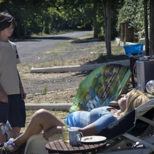 Favolacce: Tommaso Di Cola e Ileana Stimmatini D'Ambra in una scena del film