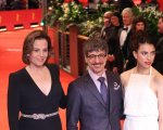 Berlino 2020: Sigourney Weaver, Jeremy Irons e le altre star sul red carpet (FOTO)