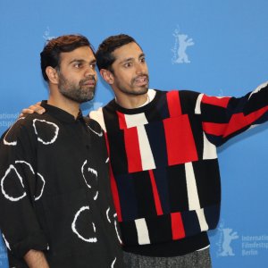 Berlino 2020: una foto di Riz Ahmed al photocall di Mogul Mowgli