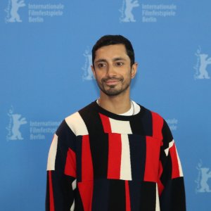 Berlino 2020: uno scatto di Riz Ahmed al photocall di Mogul Mowgli