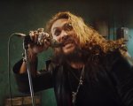 Jason Momoa è Ozzy Osbourne nel teaser trailer di Scary Little Green Men