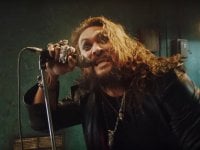 Jason Momoa è Ozzy Osbourne nel teaser trailer di Scary Little Green Men