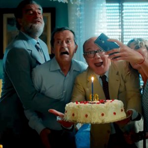 Si vive una volta sola: Max Tortora, Rocco Papaleo, Carlo Verdone e Anna Foglietta in una scena del film