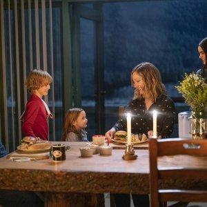 Non si scherza col fuoco: Judy Greer, John Cena, Brianna Hildebrand, Christian Convery, Finley Rose Slater in una scena del film