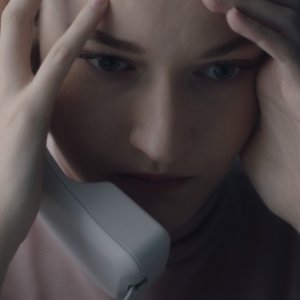 The Assistant: Julia Garner in una scena