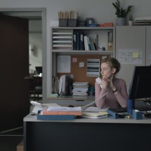 The Assistant: una scena del film con Julia Garner