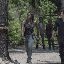 The Walking Dead 10: Daryl e Michonne in una scena dell'episodio Squeeze
