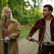 Raccontami di un giorno perfetto: Elle Fanning, Justice Smith durante una scena