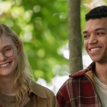 Raccontami di un giorno perfetto: Elle Fanning, Justice Smith in una scena del film