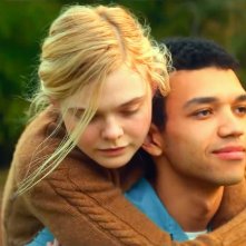 Raccontami di un giorno perfetto: Elle Fanning con  Justice Smith in una scena