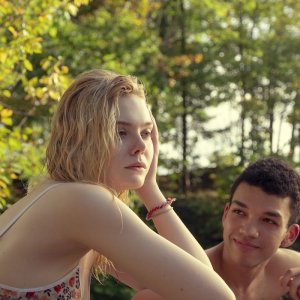 Raccontami di un giorno perfetto: Elle Fanning e  Justice Smith in una scena