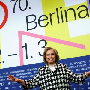 'Hillary: Hillary Clinton in posa a Berlino 2020