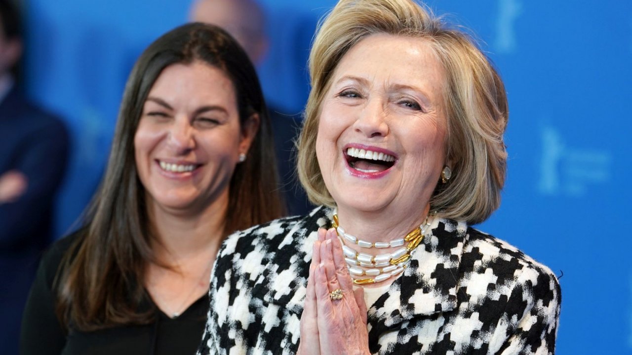 Barbie, Hillary Clinton al fianco di Greta Gerwig e Margot Robbie:'I fan vi amano'