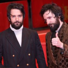 Berlino 2020: uno scatto di Fabio e Damiano D'Innocenzo sul red carpet di Favolacce