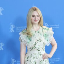 Berlino 2020: Elle Fanning al photocall di The Roads Not Taken