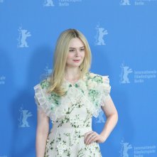 Berlino 2020: uno scatto di Elle Fanning al photocall di The Roads Not Taken