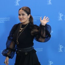 Berlino 2020: Salma Hayek saluta al photocall di The Roads Not Taken