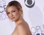 Coronavirus: Kate Hudson, selfie con mascherina su Instagram, ma 'non è efficace'