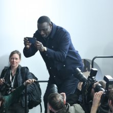 Berlino 2020: Omar Sy tra i fotografi al photocall di Police