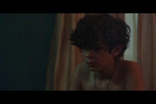 Honey Boy - Clip 1 - Sono La Tua Cheerleader