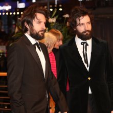 Berlino2020: uno scatto dei registi Fabio e Damiano D'Innocenzo sul red carpet di chiusura
