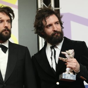 Berlino 2020: uno scatto di Fabio e Damiano D'Innocenzo alla conferenza dei premiati