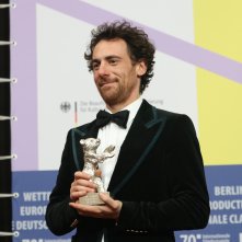Berlino 2020: uno scatto diElio Germano alla conferenza dei premiati