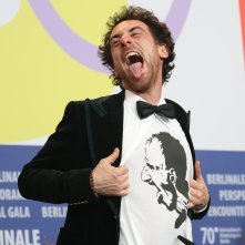 Berlino 2020: Elio germano al termine della conferenza dei premiati
