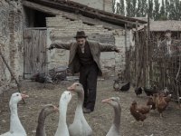 Volevo nascondermi, la recensione: Elio Germano si trasforma in Ligabue