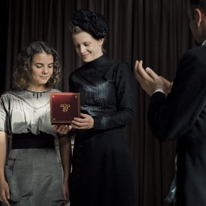 Marie Curie: una scena del film con Karolina Gruszka