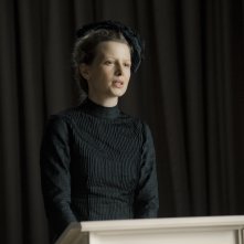 Marie Curie: Karolina Gruszka in una sequenza del film