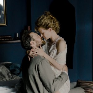 Marie Curie: Karolina Gruszka con Arieh Worthalter in una scena del film