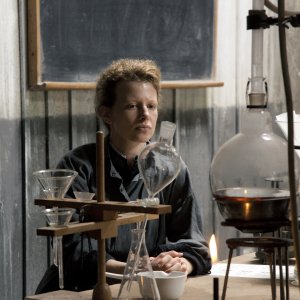 Marie Curie: Karolina Gruszka in una scena del film