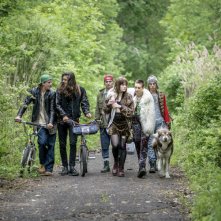 Goddess of the Fireflies: un gruppo di adolescenti in una scena