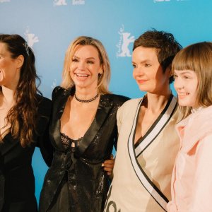 Goddess of the Fireflies: la regista Anaïs Barbeau-Lavalette con Kelly Depeault e il cast a Berlino 2020