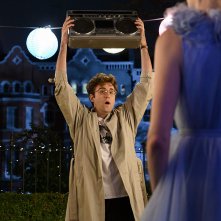 Four Weddings and a Funeral: John Reynolds in una scena della serie