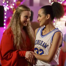 Four Weddings and a Funeral: Nathalie Emmanuel e Rebecca Rittenhouse una scena della serie
