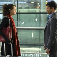 Four Weddings and a Funeral: Nathalie Emmanuel e Nikesh Patel in una scena della serie