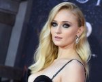 Sophie Turner risponde a domande su il Trono di Spade e Joe Jonas in un video
