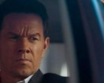 Mark Wahlberg irriconoscibile con protesi e naso finto nelle foto dal set del thriller By Any Means