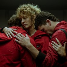 La casa di carta 4: un abbraccio tra tre dei protagonisti La casa di carta 4: un abbraccio tra tre dei protagonisti