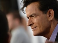Charlie Sheen: Corey Feldman lo accusa di aver stuprato Corey Haim
