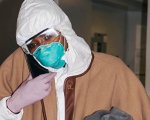 Naomi Campbell contro il Coronavirus: in aeroporto con una tuta ignifuga