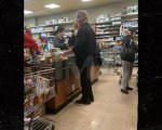 Sylvester Stallone si protegge dal Coronavirus indossando guanti al supermercato