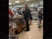 Sylvester Stallone si protegge dal Coronavirus indossando guanti al supermercato