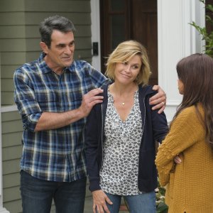 Modern Family 11: Ty Burrell e Julie Bowen con Sarah Hyland in un'immagine dalla stagione finale