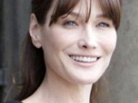 Carla Bruni: 'Non abbiamo paura del Coronavirus' il video delle polemiche