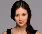 Olga Kurylenko positiva al test per il Coronavirus, invita i fan a 'prendere sul serio il virus!'
